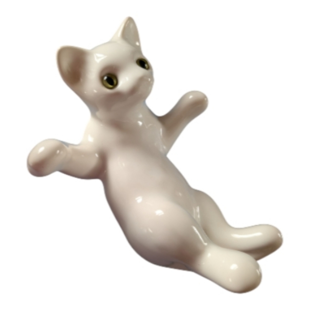 RARE Vtg Canadiana Pottery "The Collectables" White Cat Figurine Glass Eyes 305